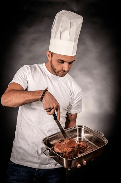 Мъж приготвя месо за потентност